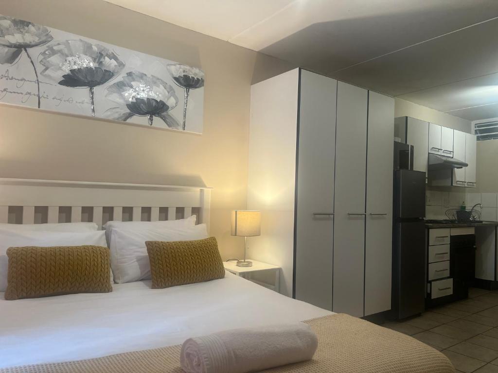 Dapur atau dapur kecil di Smart and Cozy Studio with Netflix and Showmax