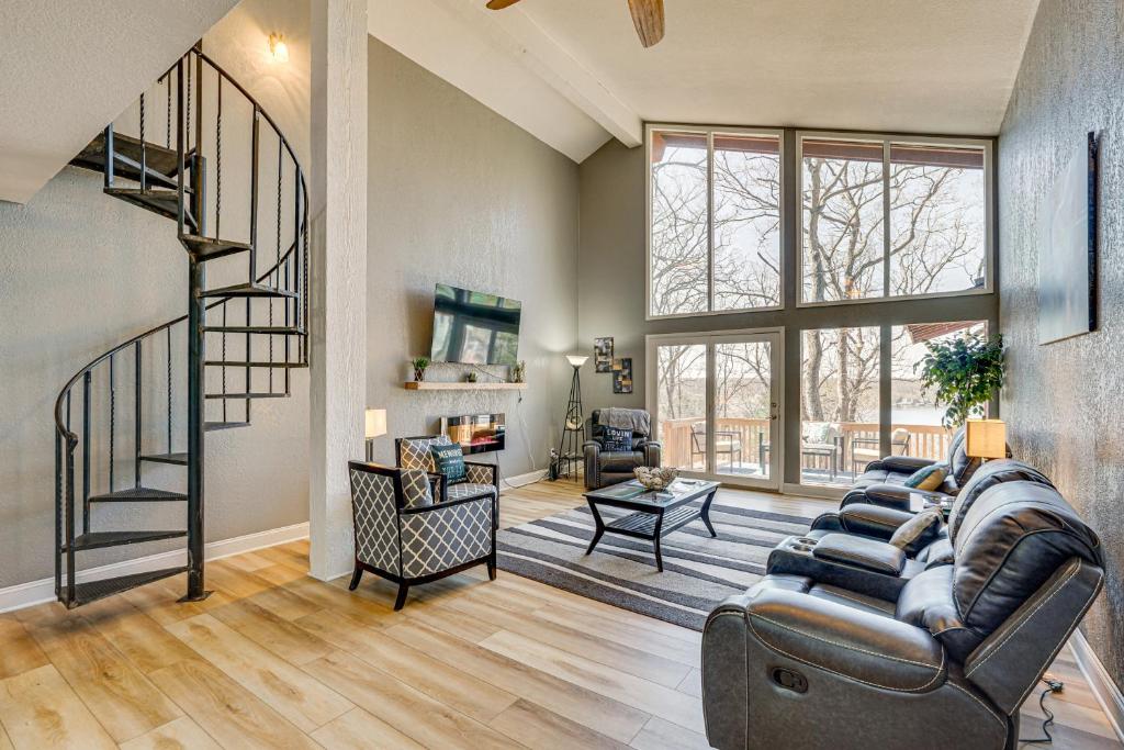 Posezení v ubytování Luxury Lake Home, Amazing Views, Resort Amenities