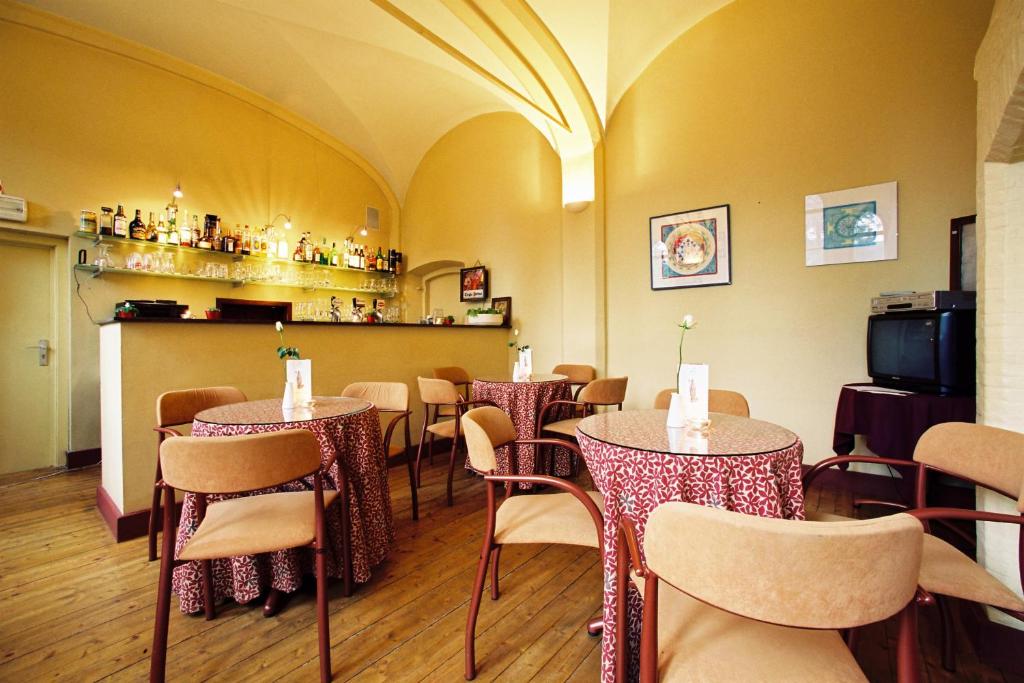 um restaurante com mesas e cadeiras num quarto em Guesthouse PoortAckere Ghent em Gante
