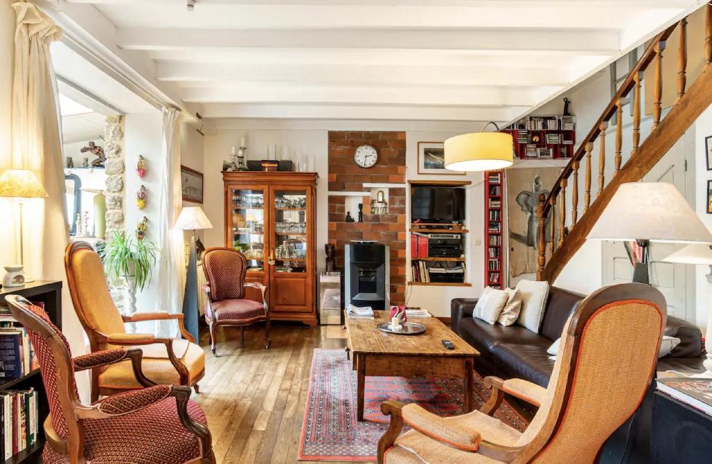 un salon avec un canapé et une table dans l'établissement Chambres d'hôtes Villa Symphorien Surzur, à Surzur