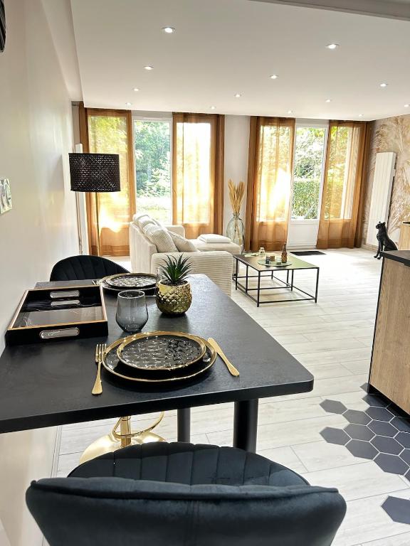 - un salon avec une table et une plaque de cuisson dans l'établissement Evreux ground floor apartment,jardin,proche hyper centre, à Évreux