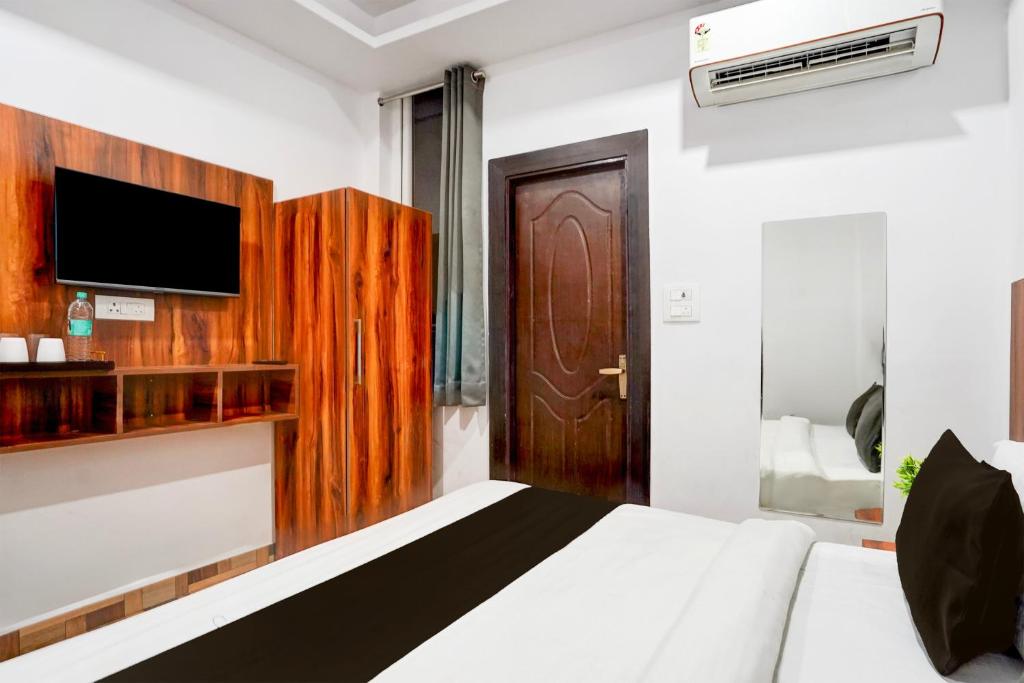 Postel nebo postele na pokoji v ubytování Super Hotel O Badrinath Road Tapovan