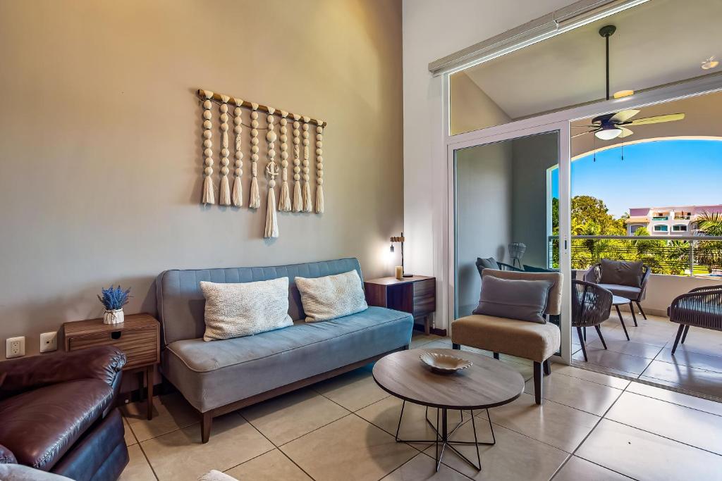 a living room with a couch and a table at Greenbay Depto 303 in Nuevo Vallarta 