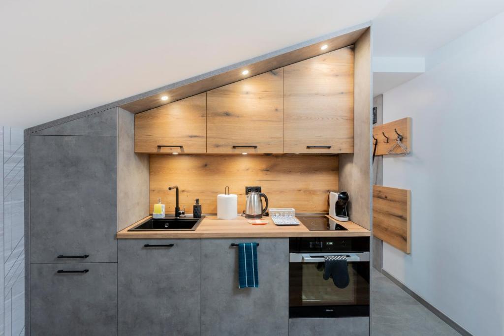 Urban Five #3 - Stylish One-bedroom apartments with Kitchen & Parking