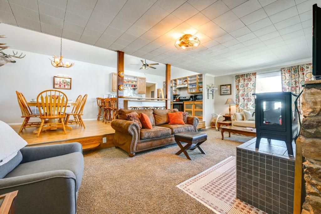 una sala de estar con un sofá y una mesa en 8 Mi to Hiking Home with Patio in Dtwn Pioche, en Pioche