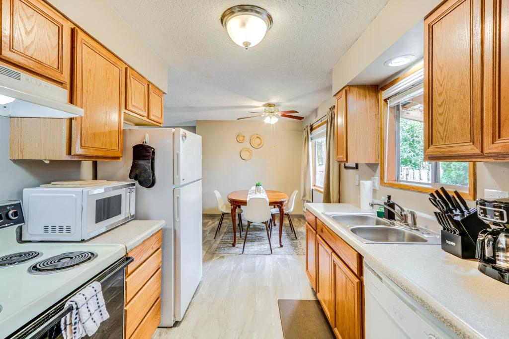 Kuchyň nebo kuchyňský kout v ubytování Pet-Friendly Gem with Ping-Pong Table in Oregon!