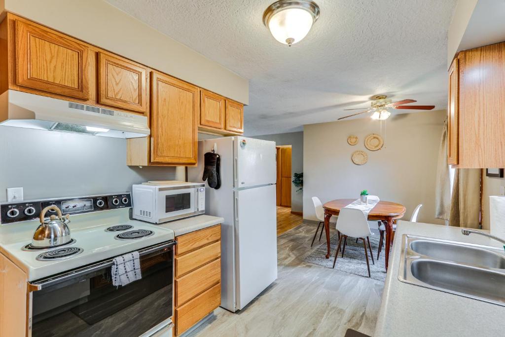 Kuchyň nebo kuchyňský kout v ubytování Pet-Friendly Gem with Ping-Pong Table in Oregon!