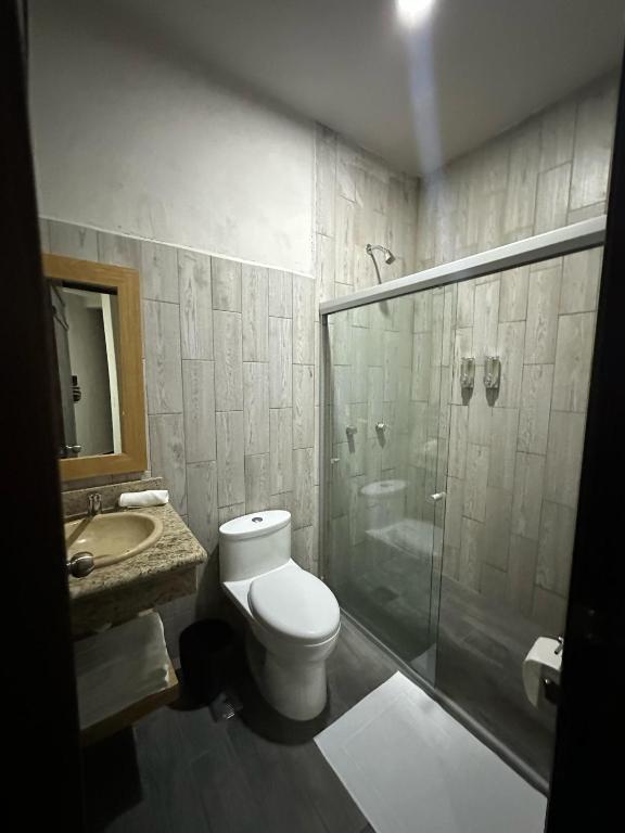 Koupelna v ubytování MR Hotel