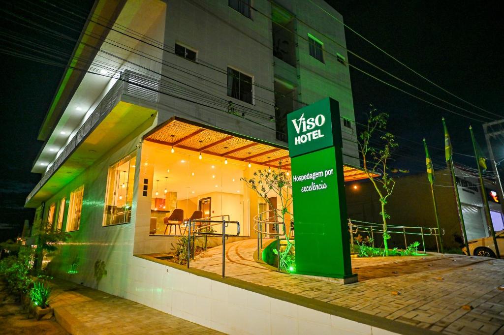 ein Haus mit einem grünen Schild davor in der Unterkunft Viso Hotel in Tianguá