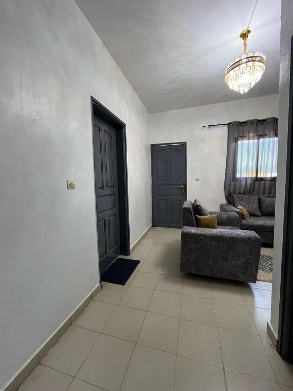 sala de estar con 2 sofás y sofá en Le doux refuge, en Abiyán