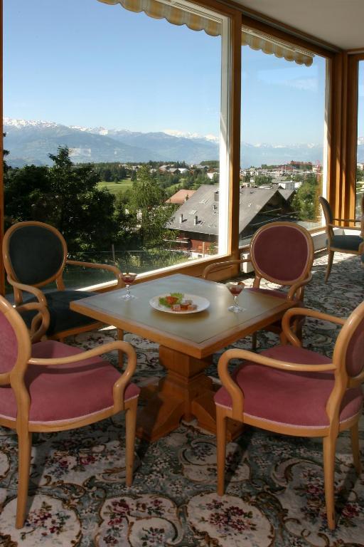 Nespecifikovaný výhled na hory nebo výhled na hory při pohledu z hotelu