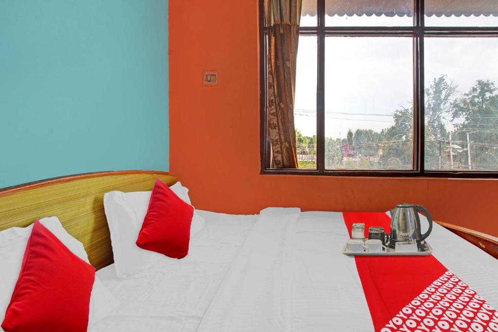 Postel nebo postele na pokoji v ubytování Hotel O Hunter's & Cafe