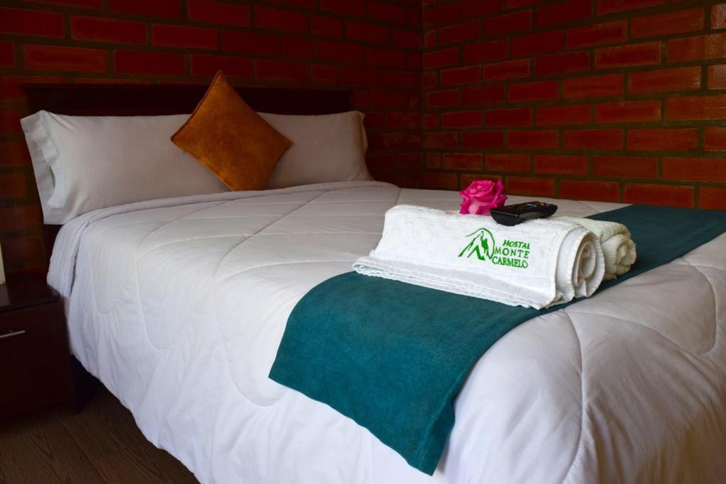 Postel nebo postele na pokoji v ubytování Hostal Monte Carmelo