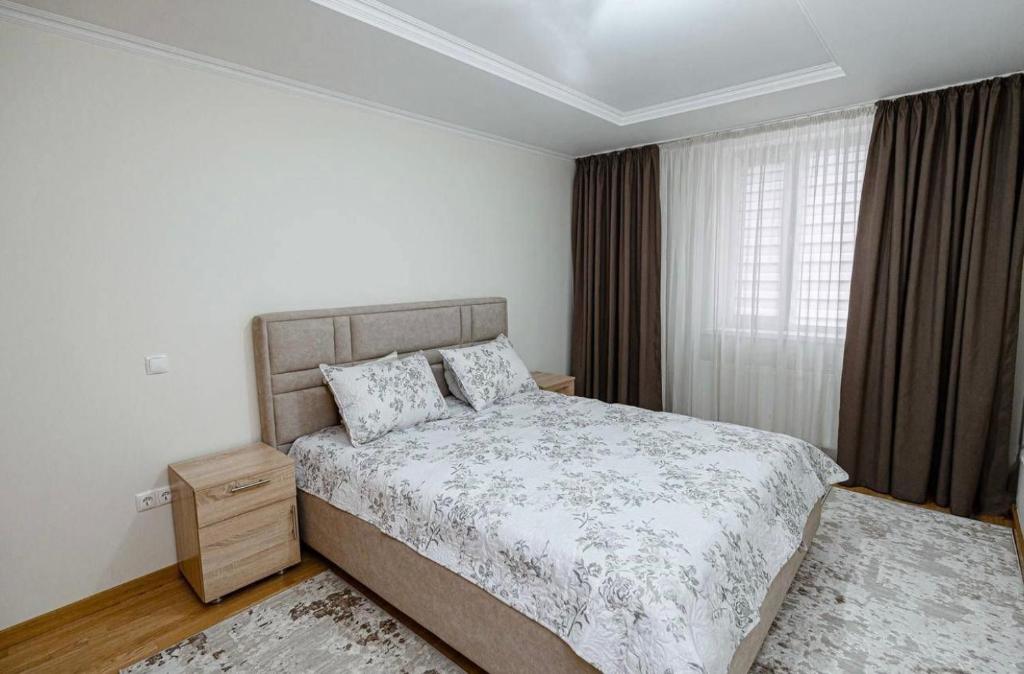 Ένα ή περισσότερα κρεβάτια σε δωμάτιο στο Central Double Budget Room Бюджетная комната для двоих в центре