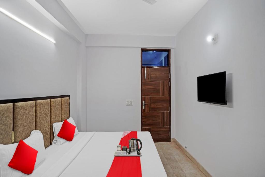 TV a/nebo společenská místnost v ubytování Hotel O Raj Residency