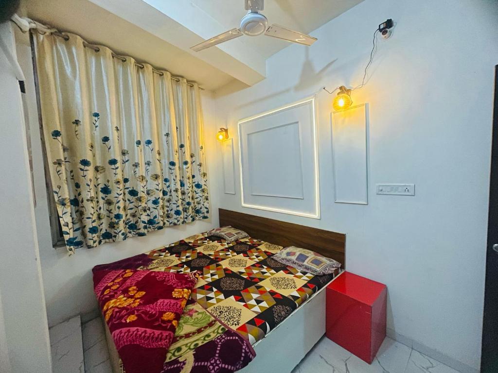 Postel nebo postele na pokoji v ubytování balaji hotel & guest house