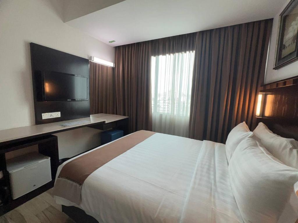 Postel nebo postele na pokoji v ubytování Dreamtel Kota Kinabalu