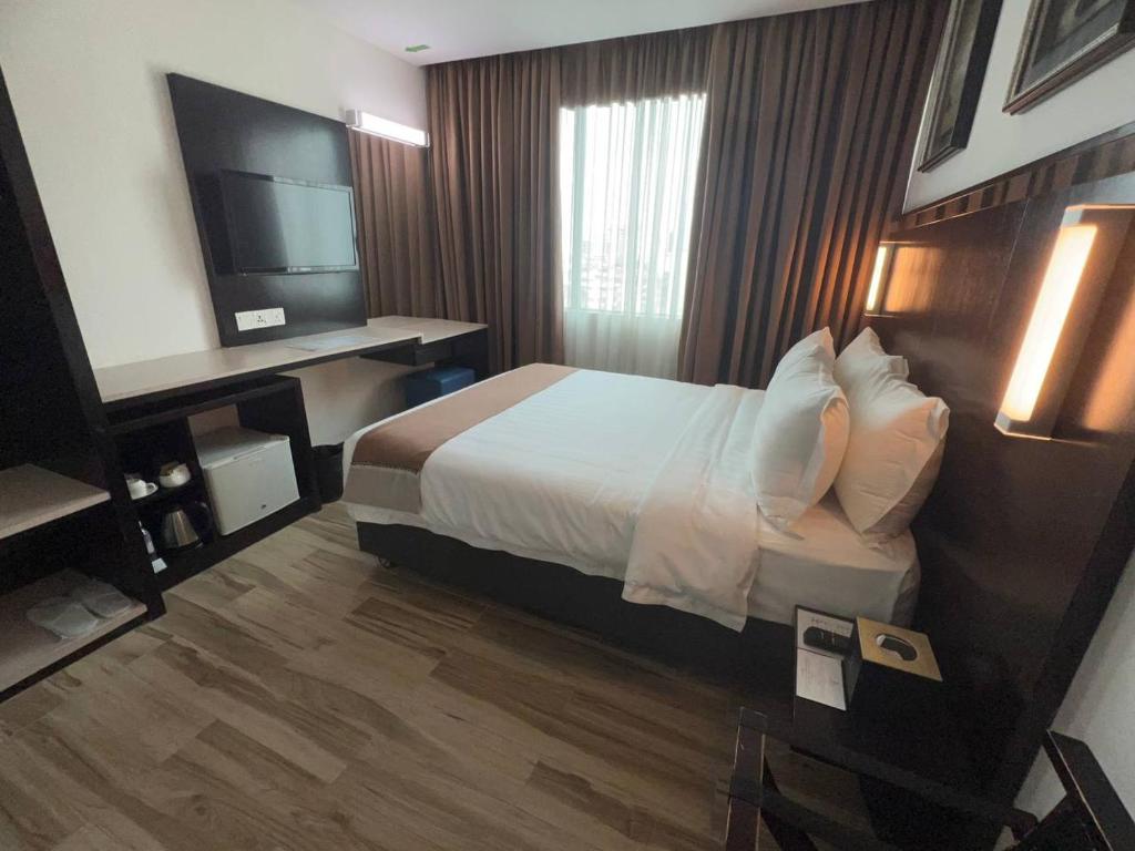 Postel nebo postele na pokoji v ubytování Dreamtel Kota Kinabalu