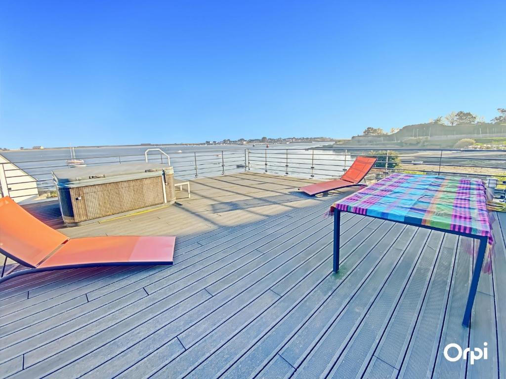 Photo de la galerie de l'établissement Appartement duplex 6-8 pers avec terrasse, jacuzzi et garage à Port-Louis - FR-1-349-230, à Port-Louis