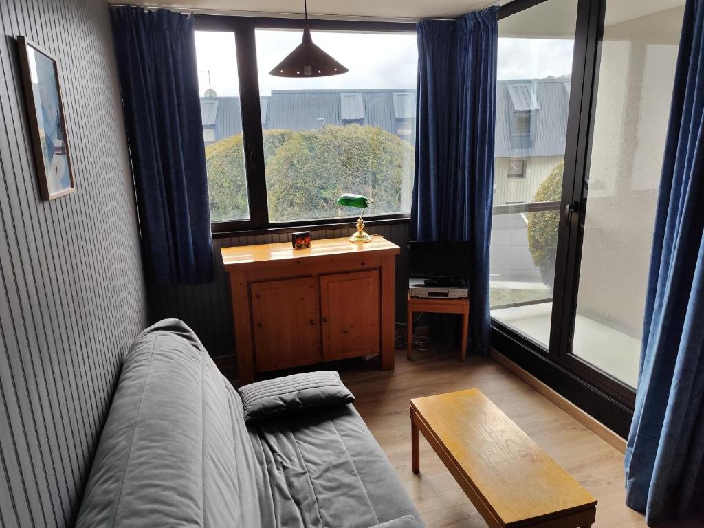 Posezení v ubytování Appartement au Cœur de Super Besse avec Balcon et Parking - FR-1-814-98