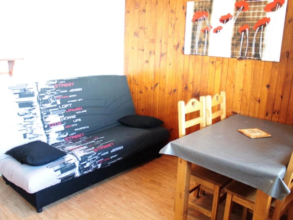 Zimmer mit einem Sofa, einem Tisch, einem Tisch und einem Stuhl in der Unterkunft Studio cosy sur les pistes, proche télécabines - FR-1-814-108 in Besse-et-Saint-Anastaise