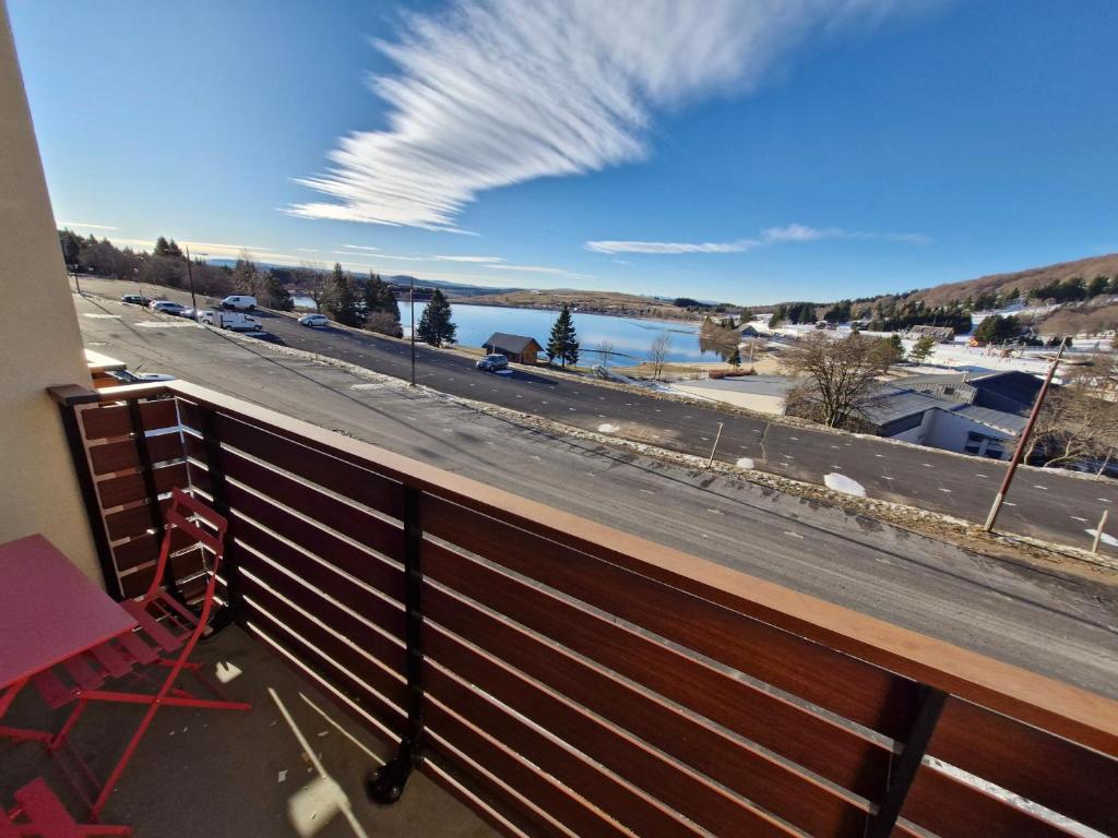 - un balcon avec vue sur la route et l'eau dans l'établissement Studio moderne à Super Besse pour 4 pers, accès aux pistes - FR-1-814-123, à Besse-et-Saint-Anastaise