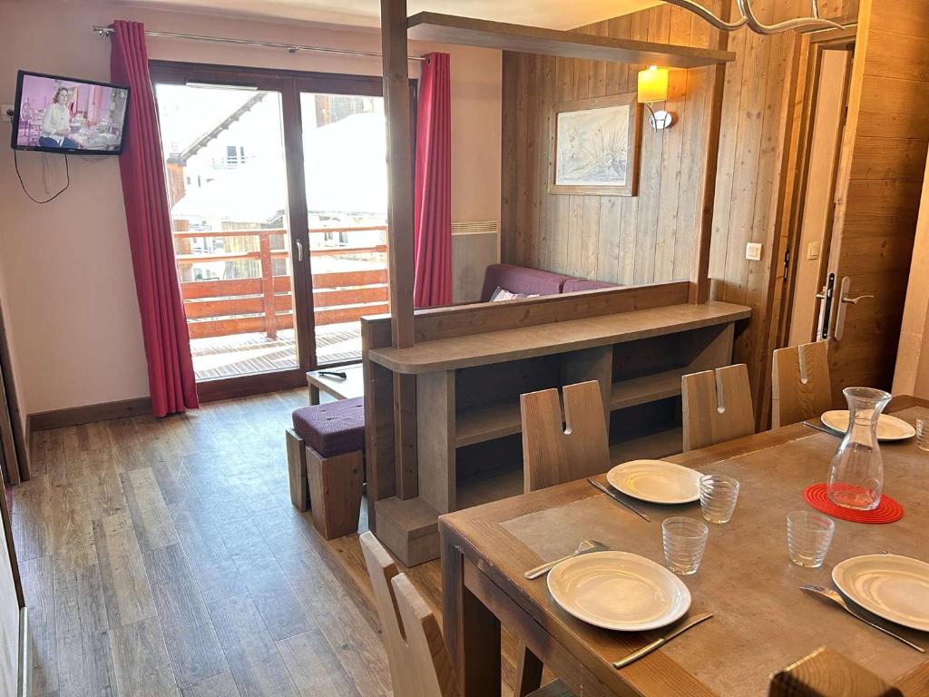 - une salle à manger avec une table et des assiettes dans l'établissement Appartement 5 Pièces Cabine, 8 Couchages, Proche Pistes, Piscine, Sauna à Risoul 1850 - FR-1-330-589, à Risoul
