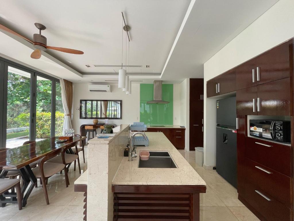 Biệt Thự Nhìn Ra Vườn