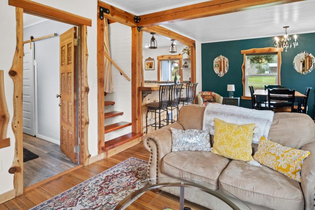 Posezení v ubytování Mt Rainier Retreat with Spa Bathroom-Hot Tub-Fireplace