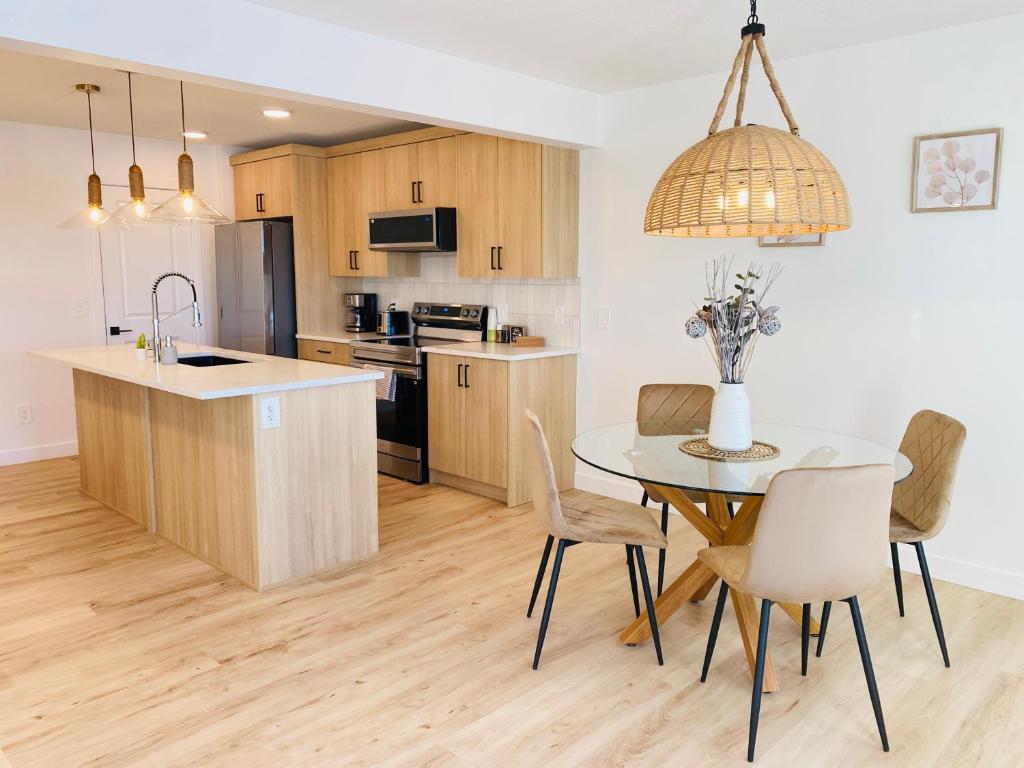 Η κουζίνα ή μικρή κουζίνα στο BRAND NEW 3 BR Entire Home SW 15mins Airport & WEM