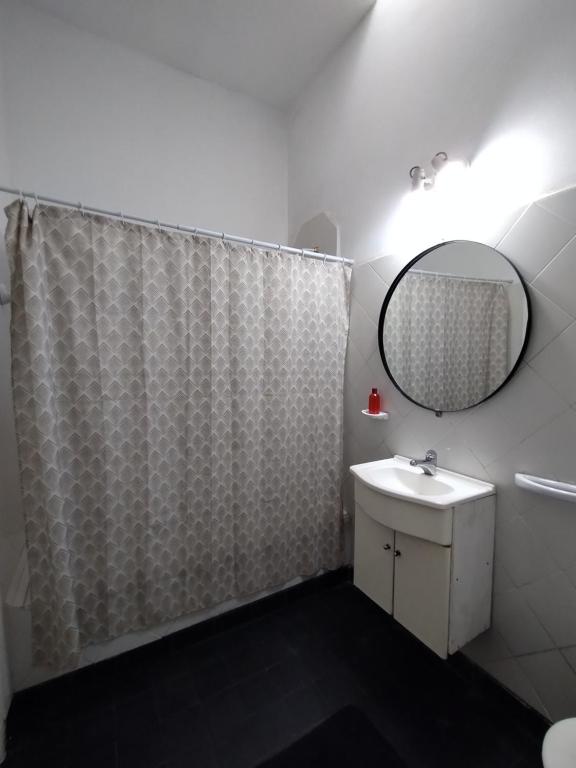 ein Badezimmer mit Dusche, Waschbecken und Spiegel in der Unterkunft CASA PARA 4 PERSONAS, con asador y cochera in Cordoba