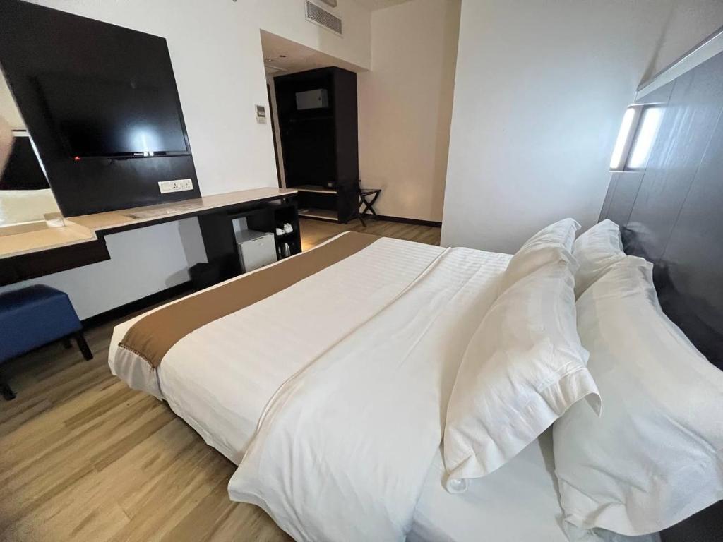Postel nebo postele na pokoji v ubytování Dreamtel Kota Kinabalu