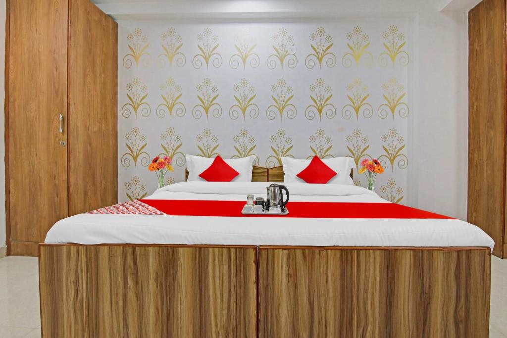 Postel nebo postele na pokoji v ubytování Hotel O Dwarka Inn