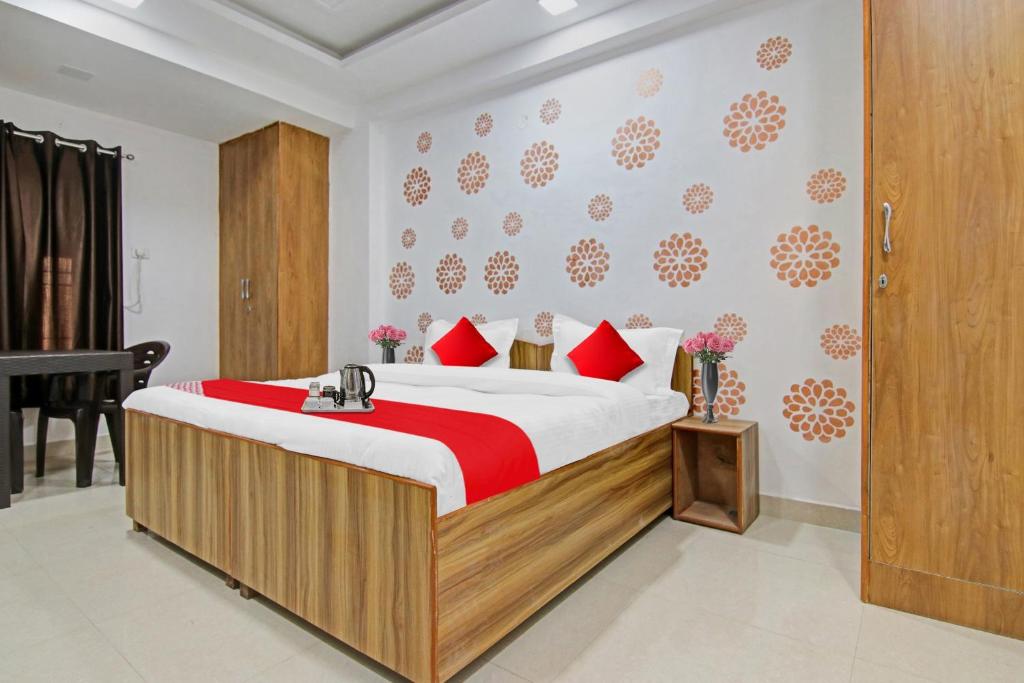 Postel nebo postele na pokoji v ubytování Hotel O Dwarka Inn