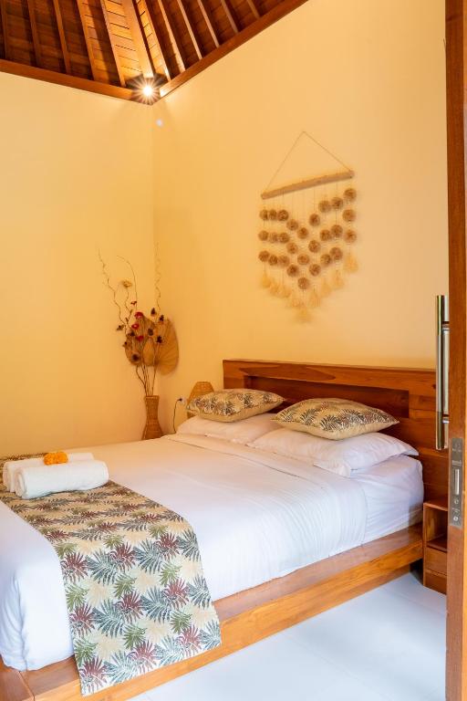 Postel nebo postele na pokoji v ubytování Cempaka Kembar Guest House