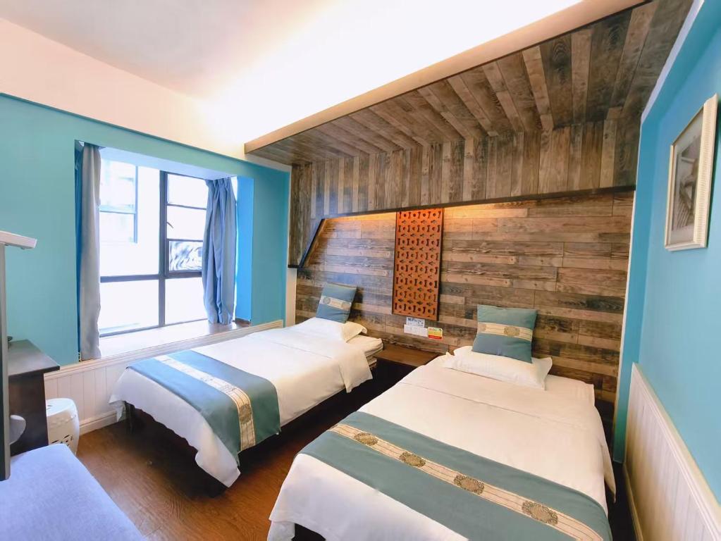 Rúm í herbergi á Zhangjiajie Tianmen Mountain North Latitude 29 Degrees B&B