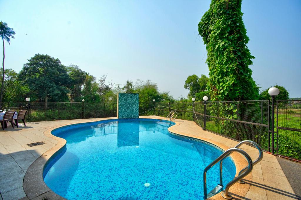 Piscina di Aveeno Resort near Calangute and Baga o nelle vicinanze