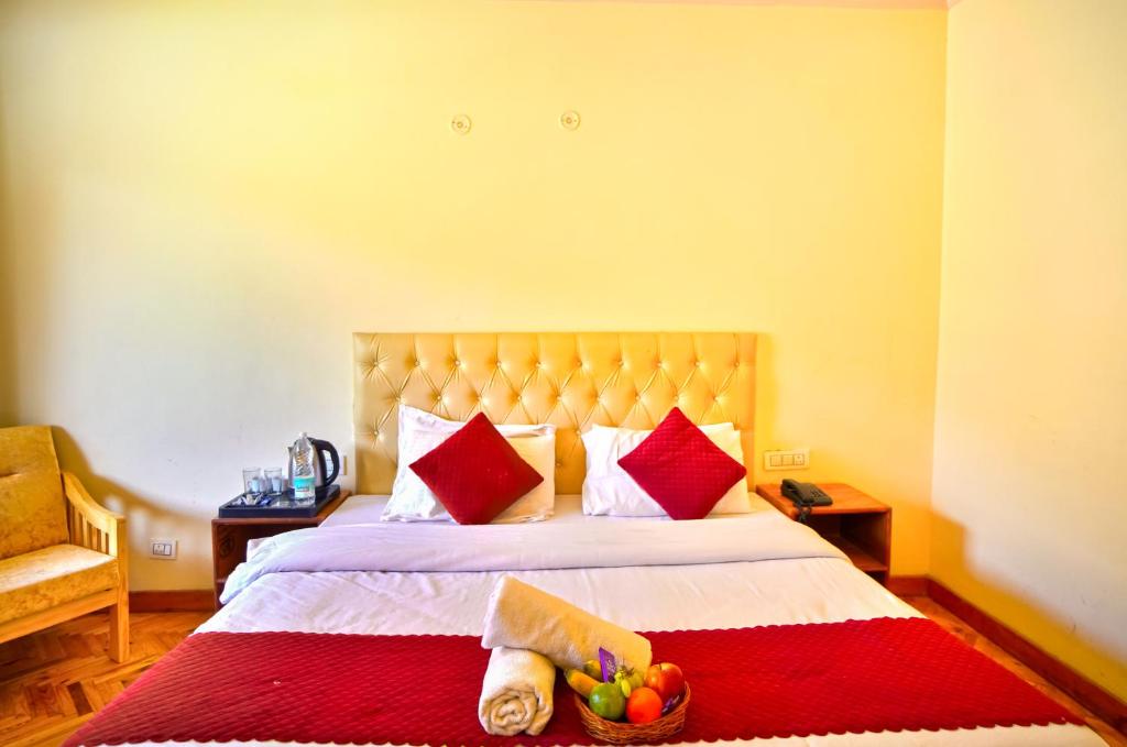 Postel nebo postele na pokoji v ubytování !!! Hotel The Nirvana Hills By Hotel Manu !!! A Luxury Stay With Mountain View!!!Couple Friendly!!! Balcony Rooms!!!Open Terrace With 360 View!!!