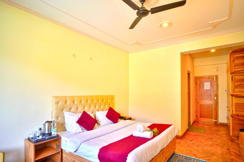 Postel nebo postele na pokoji v ubytování !!! Hotel The Nirvana Hills By Hotel Manu !!! A Luxury Stay With Mountain View!!!Couple Friendly!!! Balcony Rooms!!!Open Terrace With 360 View!!!