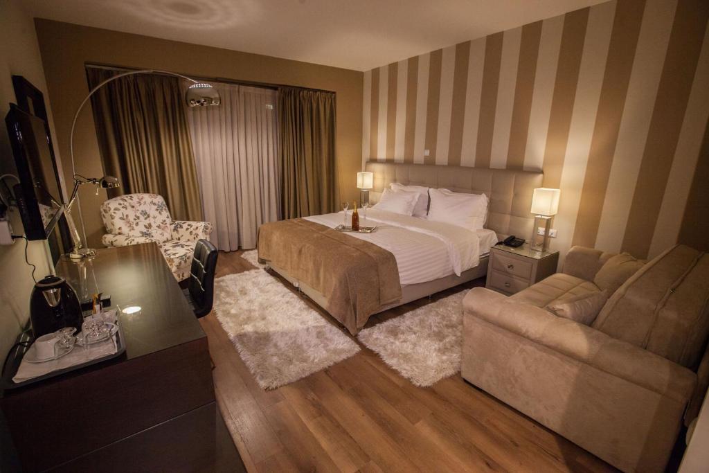 Habitación de hotel con cama y sofá en Diamond City Living, en Drama