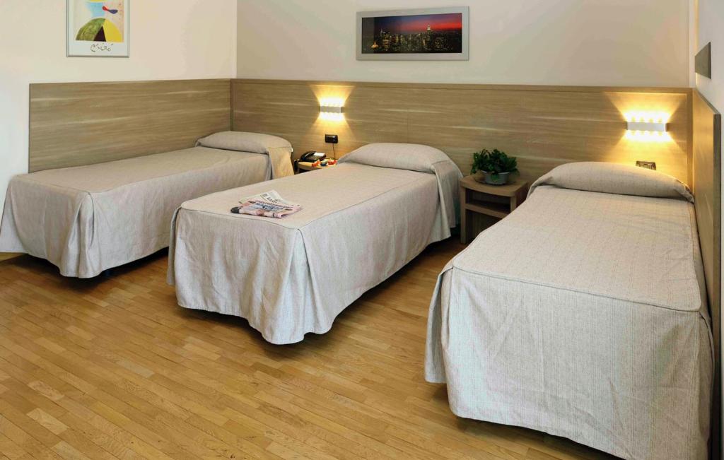 Postel nebo postele na pokoji v ubytování Dama Hotel
