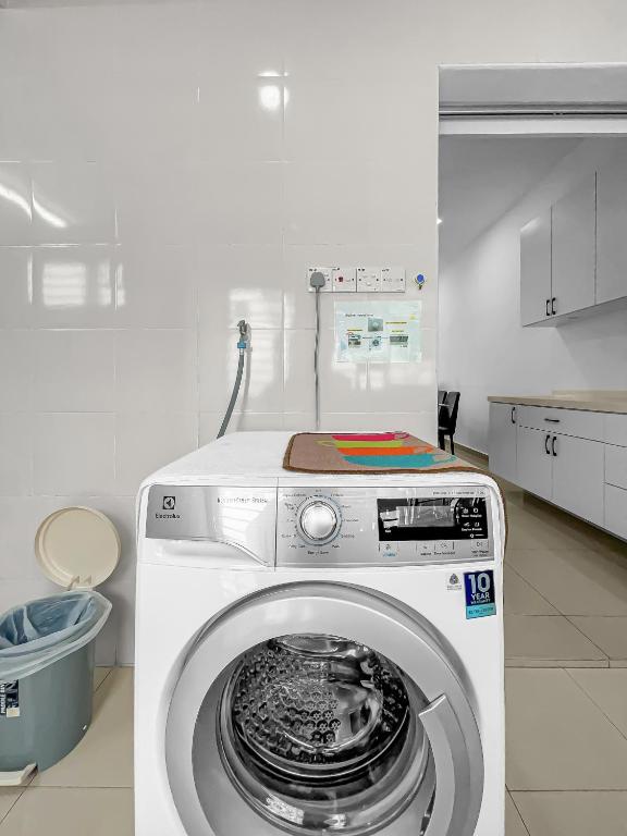 Fotografie z fotogalerie ubytování Entire 4 Bedroom Landed House, Yong Peng, Johor, Malaysia - Suitable for leisure, wedding & Big group travellers, Free Netflix, In- House Parking, 1min to Dragon Temple, 5 mins to MCD& KFC, 30 mins to Organic Farms v destinaci Yong Peng
