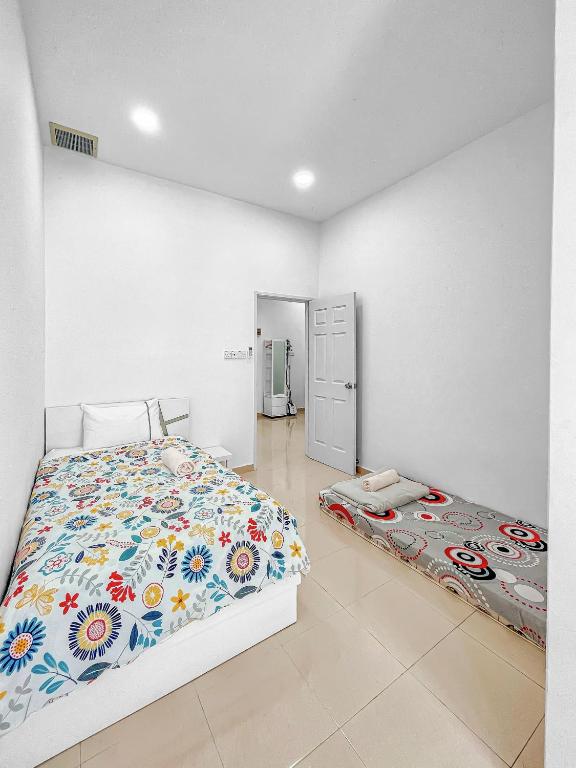 Postel nebo postele na pokoji v ubytování Entire 4 Bedroom Landed House, Yong Peng, Johor, Malaysia - Suitable for leisure, wedding & Big group travellers, Free Netflix, In- House Parking, 1min to Dragon Temple, 5 mins to MCD& KFC, 30 mins to Organic Farms