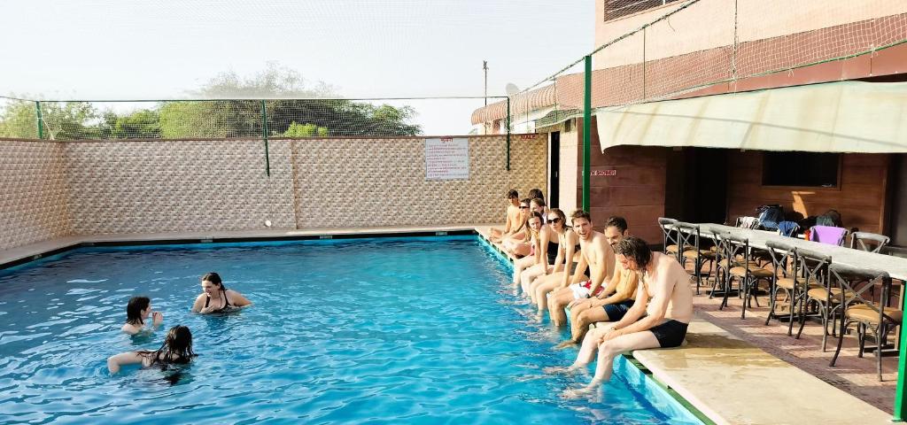 un gruppo di persone sedute in una piscina di Apple Resort & Restaurant a Jodhpur