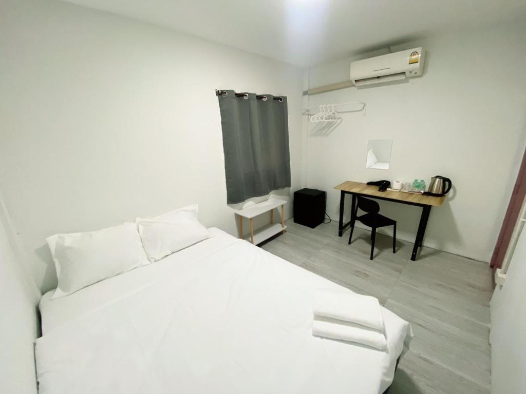 Una cama o camas en una habitación de GO INN Siriraj Wang Lang