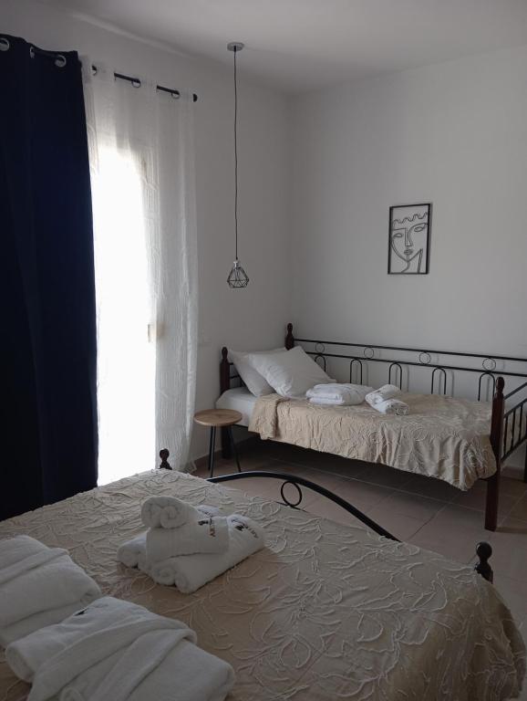 Łóżko lub łóżka w pokoju w obiekcie ARTEMIS beach studios