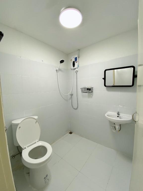 Bathroom sa GO INN Siriraj Wang Lang