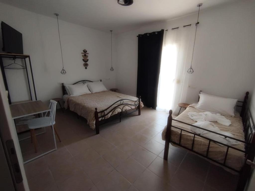 Łóżko lub łóżka w pokoju w obiekcie ARTEMIS beach studios