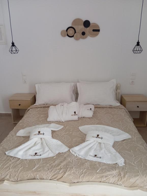 Łóżko lub łóżka w pokoju w obiekcie ARTEMIS beach studios