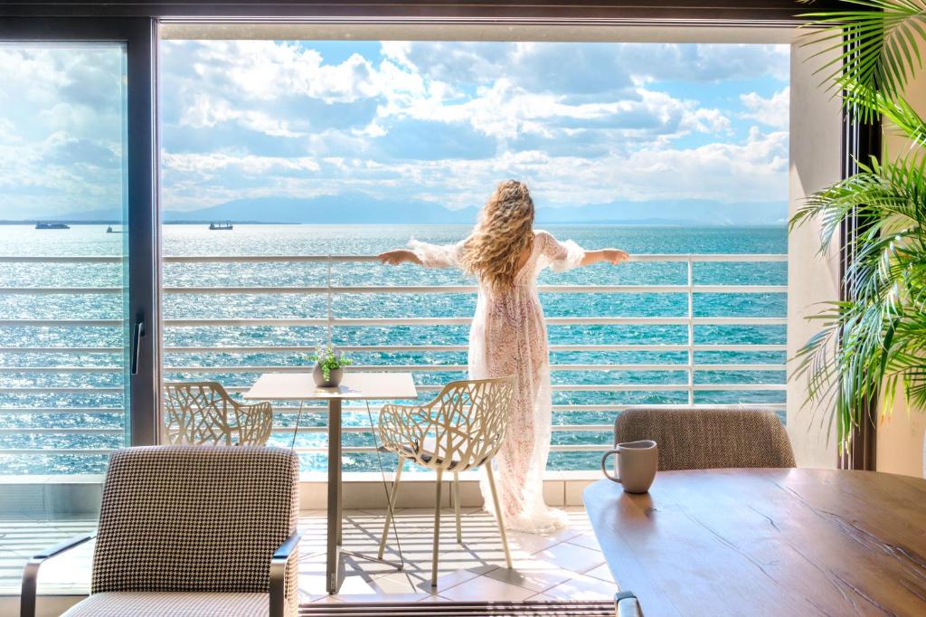 ICONIC SALONICA SUITES seafront photo